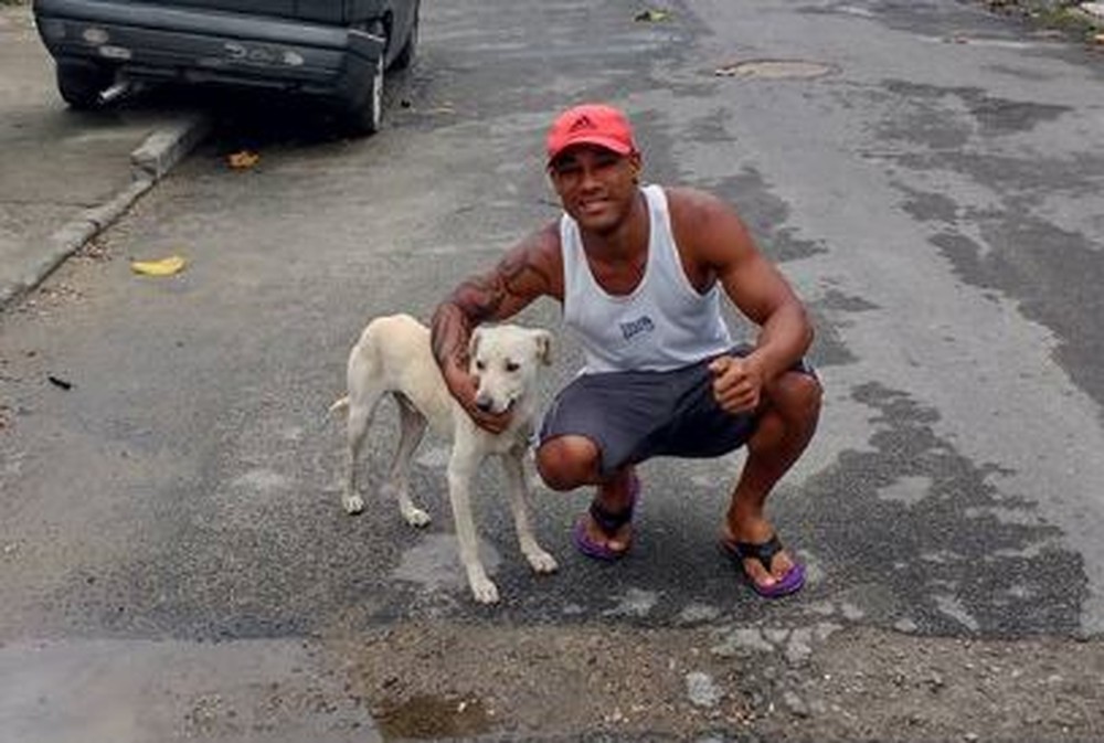 Estudante decidiu adotar o cão (Foto: Reprodução/Facebook)