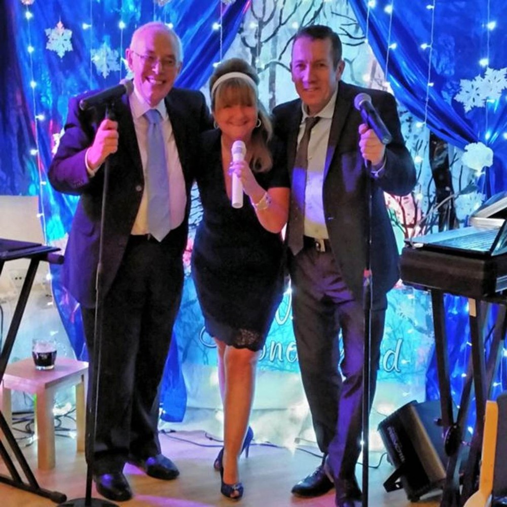 O reverendo David Walford, Rachel Burns e o cantor Row Matthews em uma performance em Park Hall, no Natal de 2014 (Foto: Divulgação/BBC)