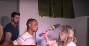 cospe no rosto