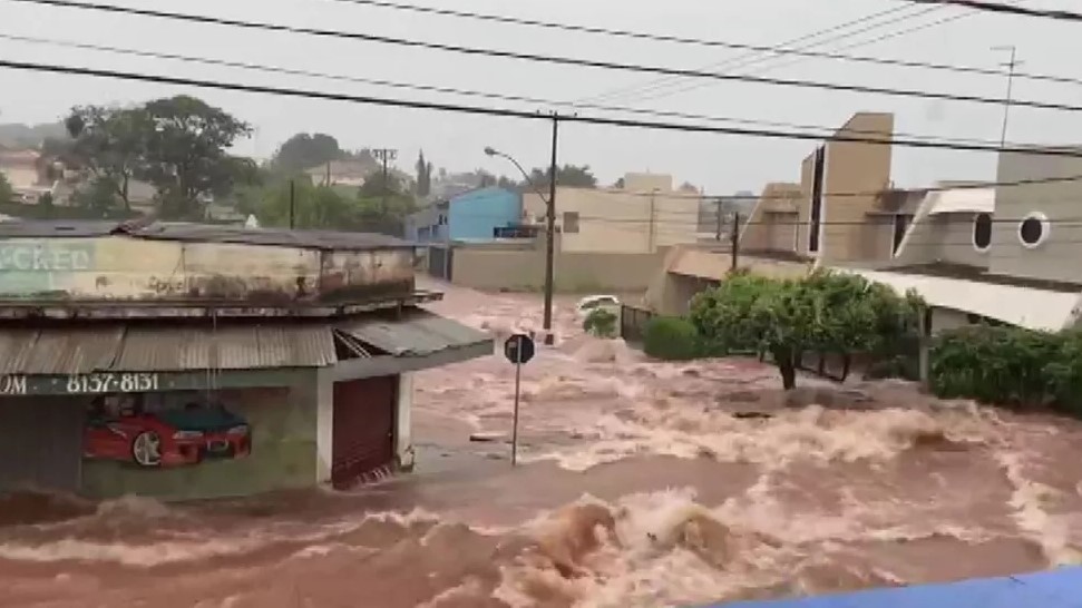 Barretos - estrago chuva cidade