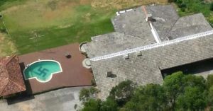 Piscina - casa professor símbolo nazista