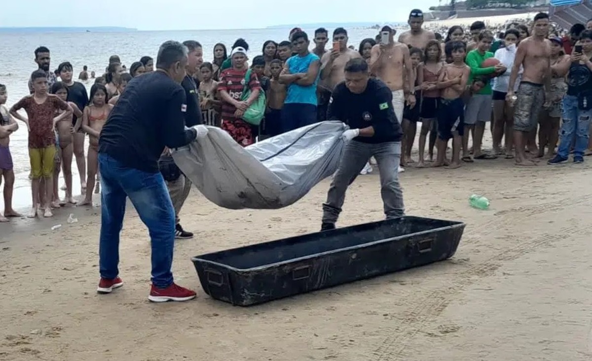 esqueleto humano - praia Ponta Negra Manaus