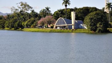 loira de vermelho Lagoa da Pampulha - BH