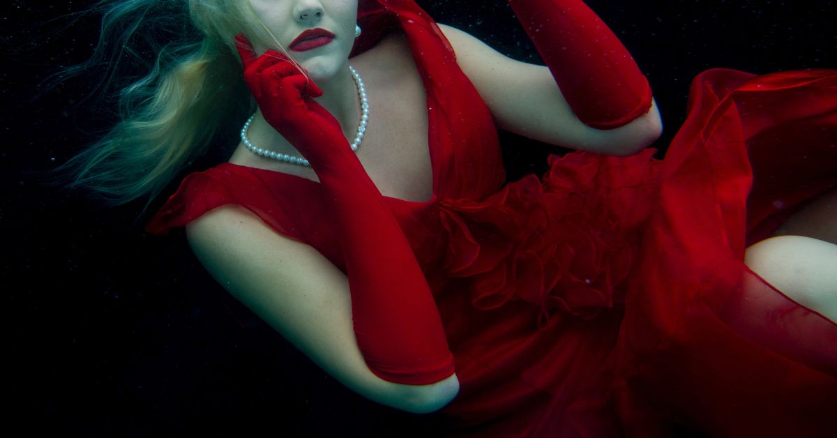 Loira - vestido vermelho