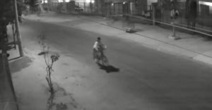 mulher cai bicicleta